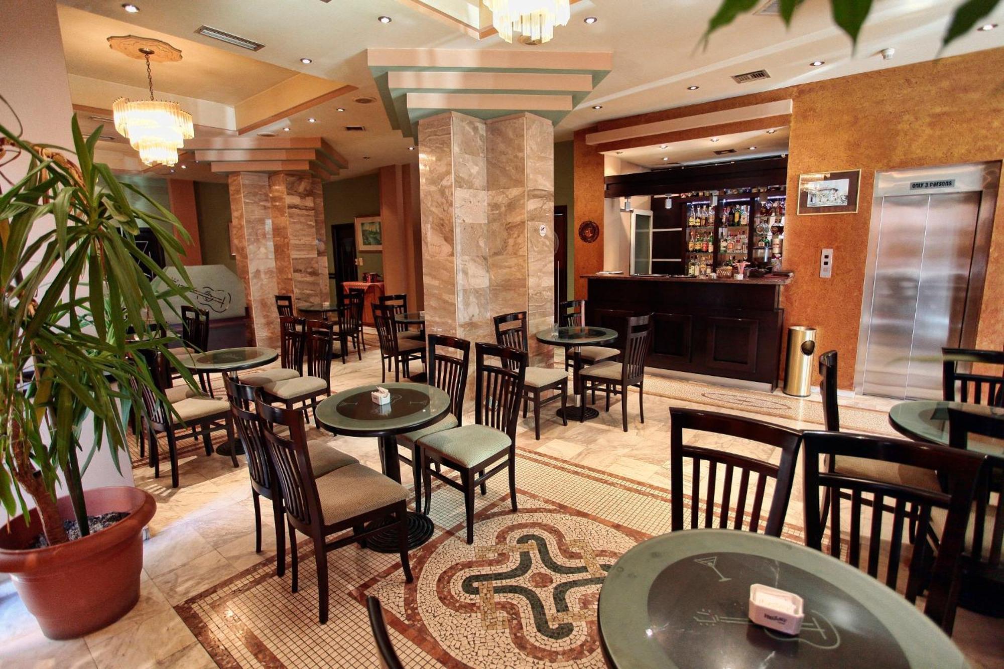 Hotel Regency Korce Exterior photo